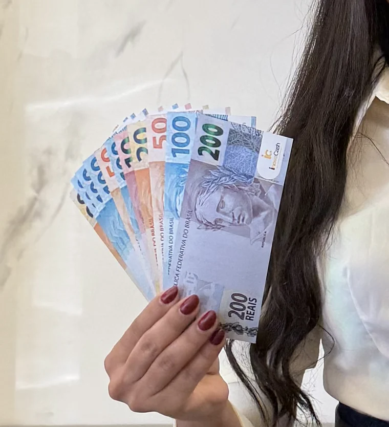 Leque de notas de real entregue ao cliente na Inova Cash